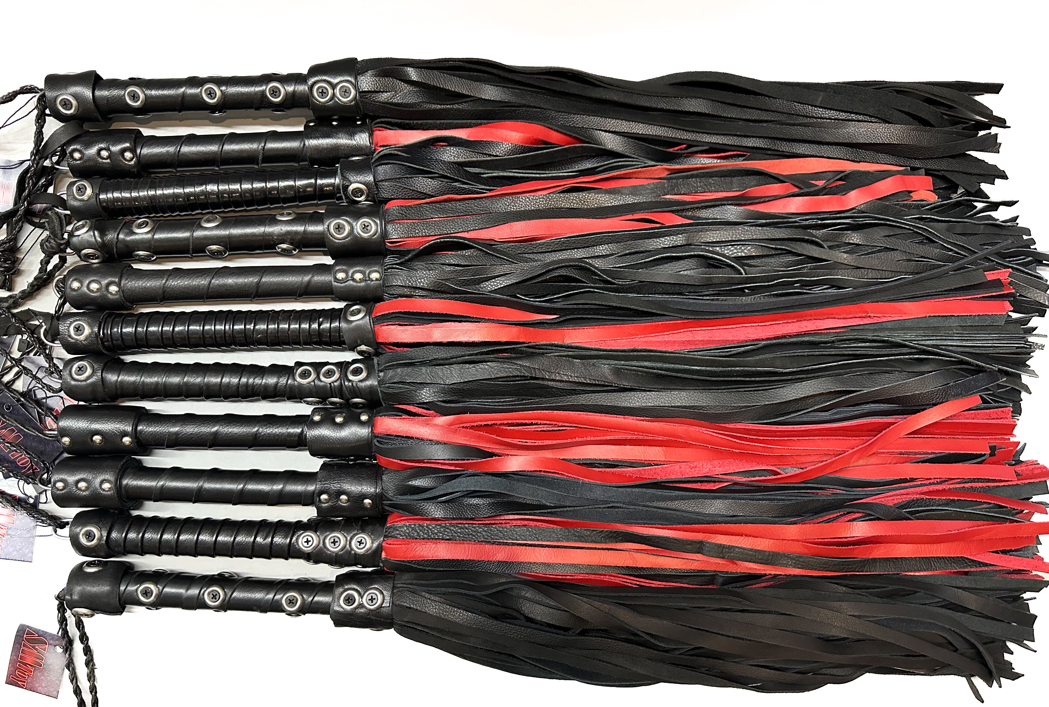 ZUFÄLLIGER Leder-Flogger in schwarz oder rot-schwarz